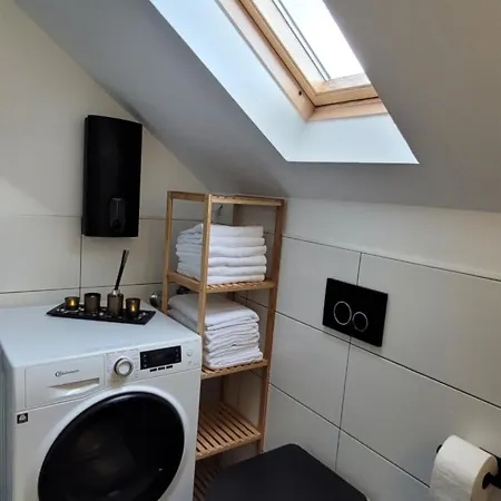 Charmantes Mit Voll Ausgestatteter Kueche, Kingsize-betten, Billard & Tischkicker Appartement *