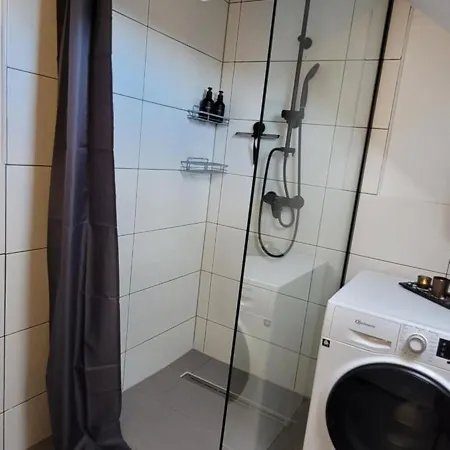 Charmantes Mit Voll Ausgestatteter Kueche, Kingsize-betten, Billard & Tischkicker Appartement