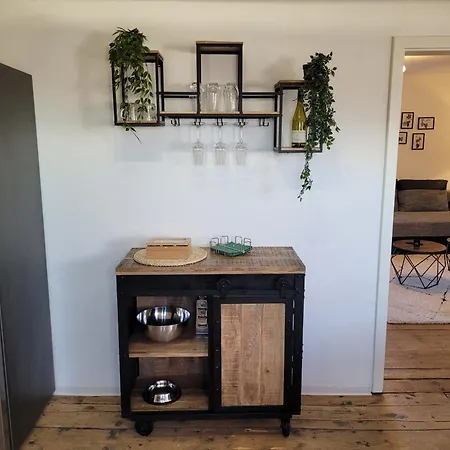 Charmantes Mit Voll Ausgestatteter Kueche, Kingsize-betten, Billard & Tischkicker Appartement *